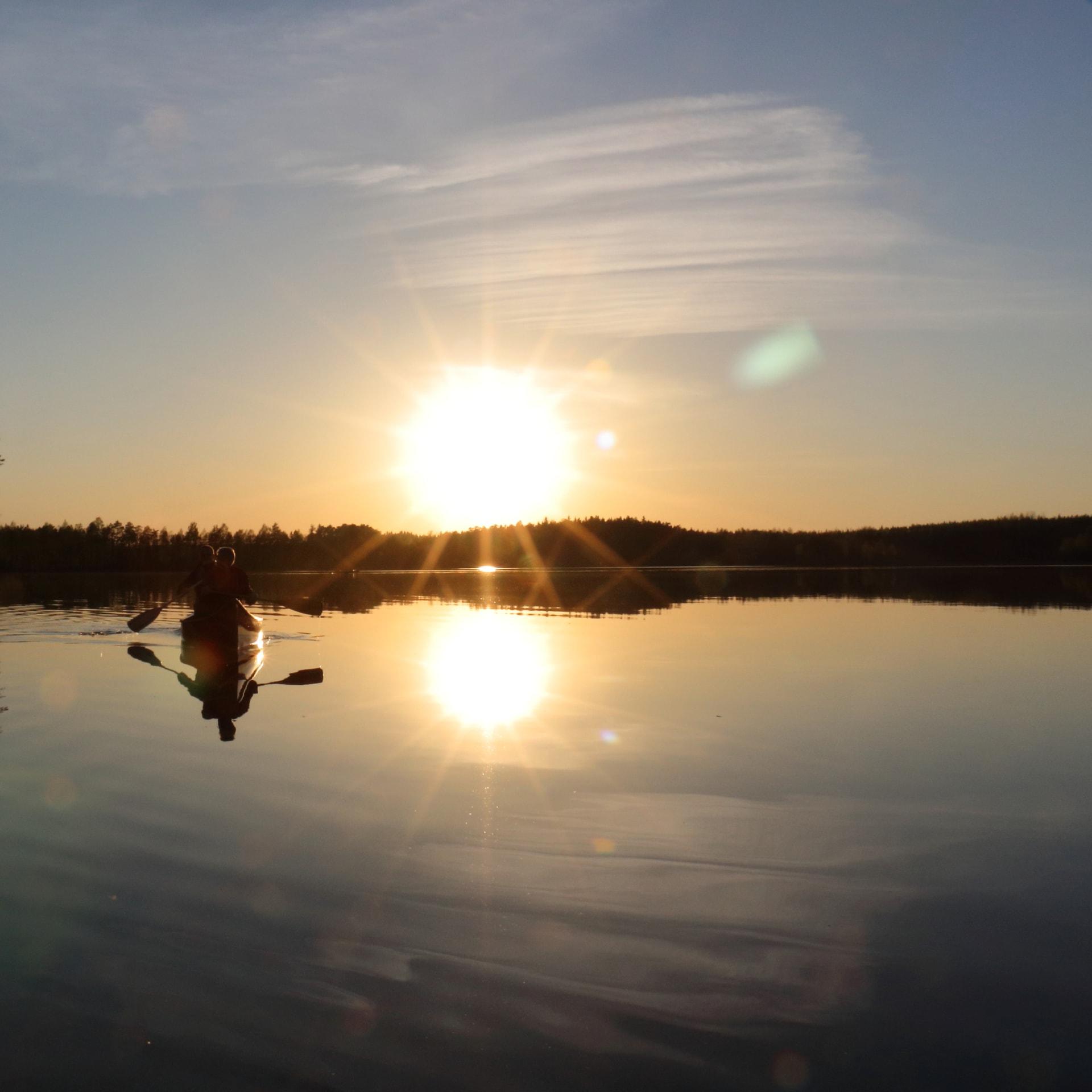 Kanootti kirkkaassa auringon valossa.