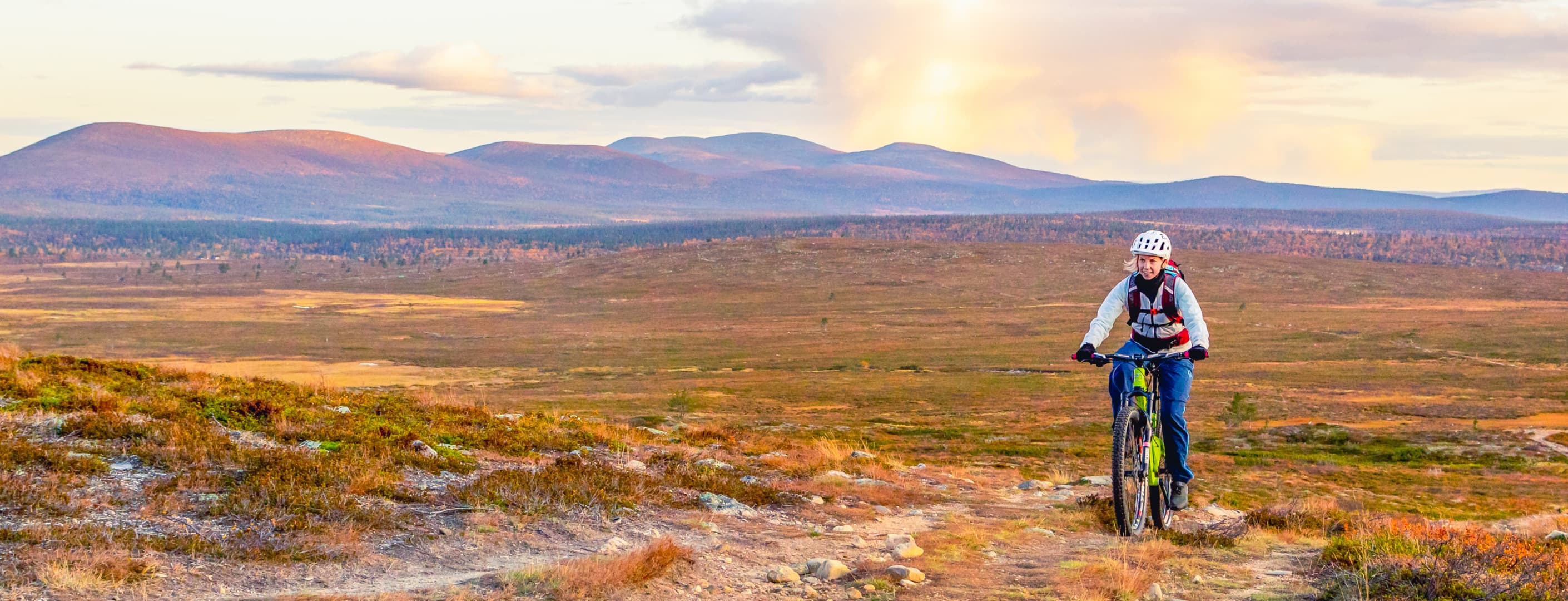 Kuva: Rami Valonen Pyöräilijä pyöräilee tunturimaisemassa.