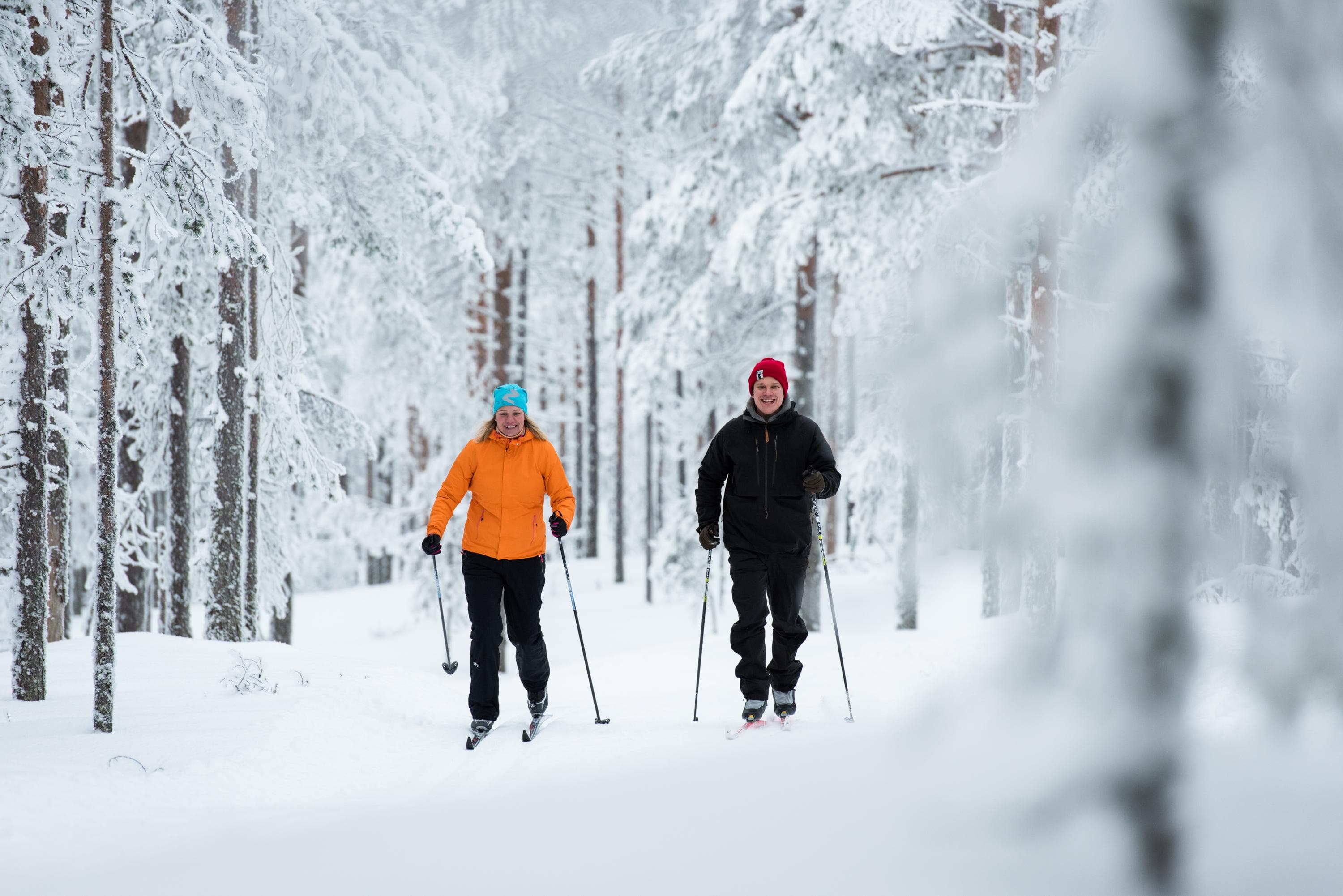 Image: Eeva Mäkinen Kaksi hiihtäjää ladulla hiitämässä kohti kuvaajaa.