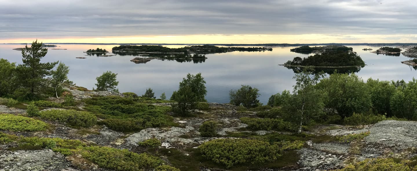 Kuva: Martti Komulainen Saaren korkeimmalta kohdalta länteen ja tyynelle merelle otettu kuva auringon viimeisistä hetkistä horisontissa kesällä.