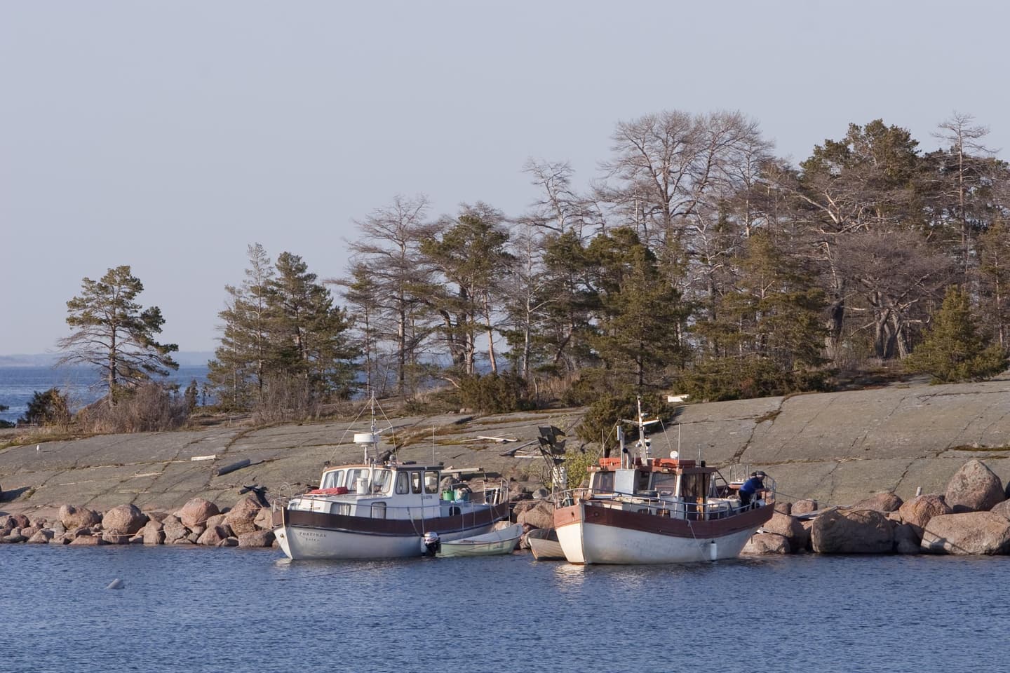 Kuva: Jari Kostet Kaksi matkavenettä rannassa, kiinnittynyt kalliosaareen.