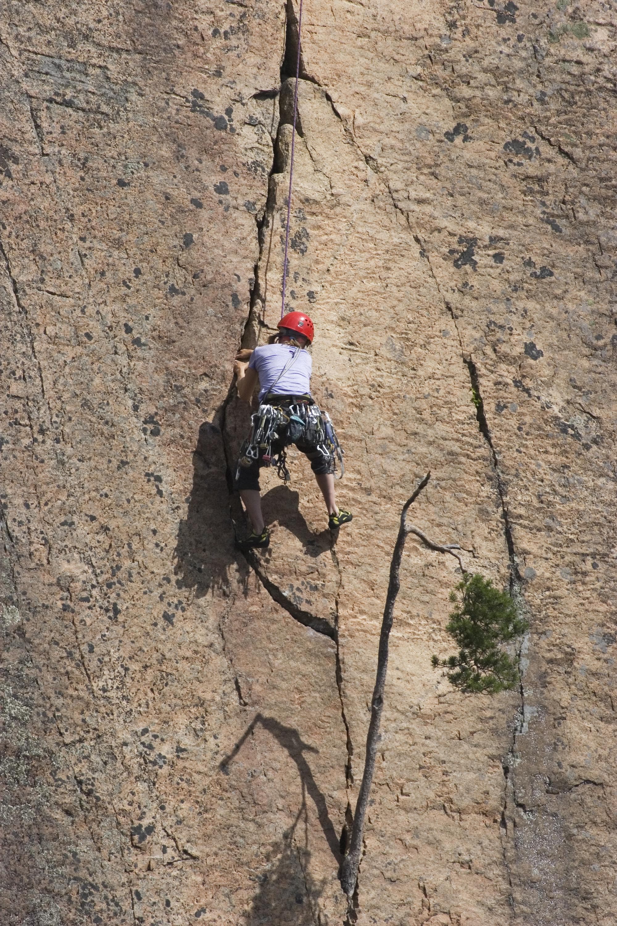 Kuva: Ari Ahlfors Kalliokiipeilijä kiipeää lähes pystysuoraa seinämää köyden avulla.