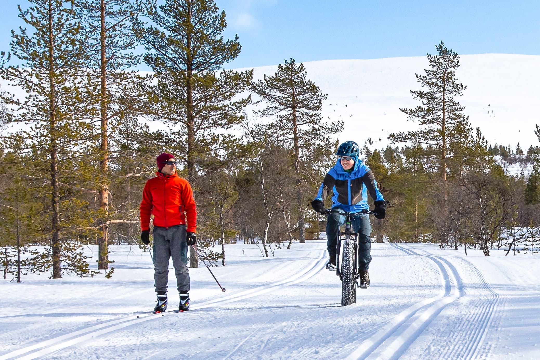 Kuva: Rami Valonen Talvireitillä hiihtäjä ja pyöräilijä aurinkoisessa tunturimaisemassa.