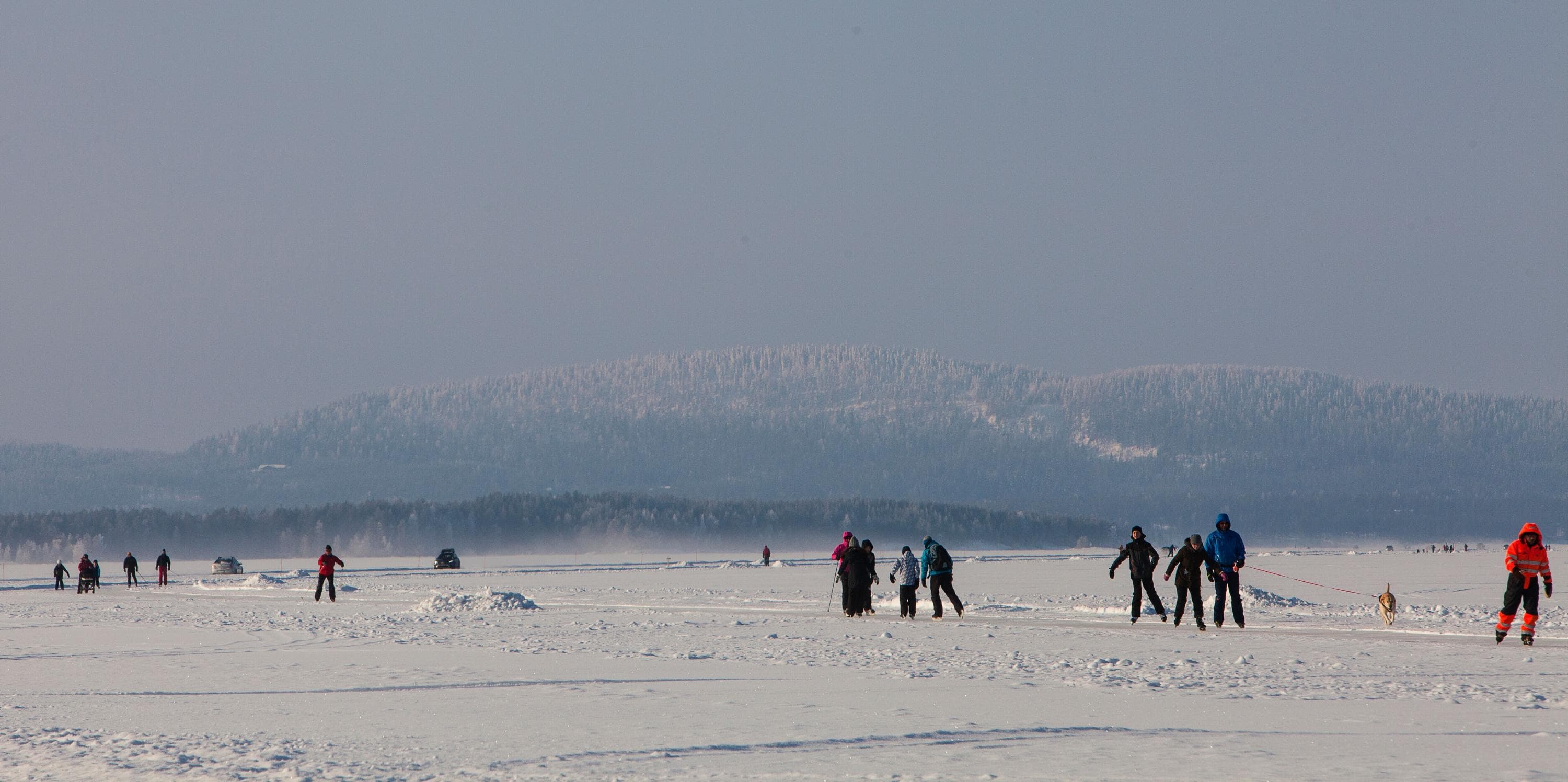 Image: Kirsti Hassinen Retkeilijöitä luistelemassa. Taustalla talvinen vaaramaisema.