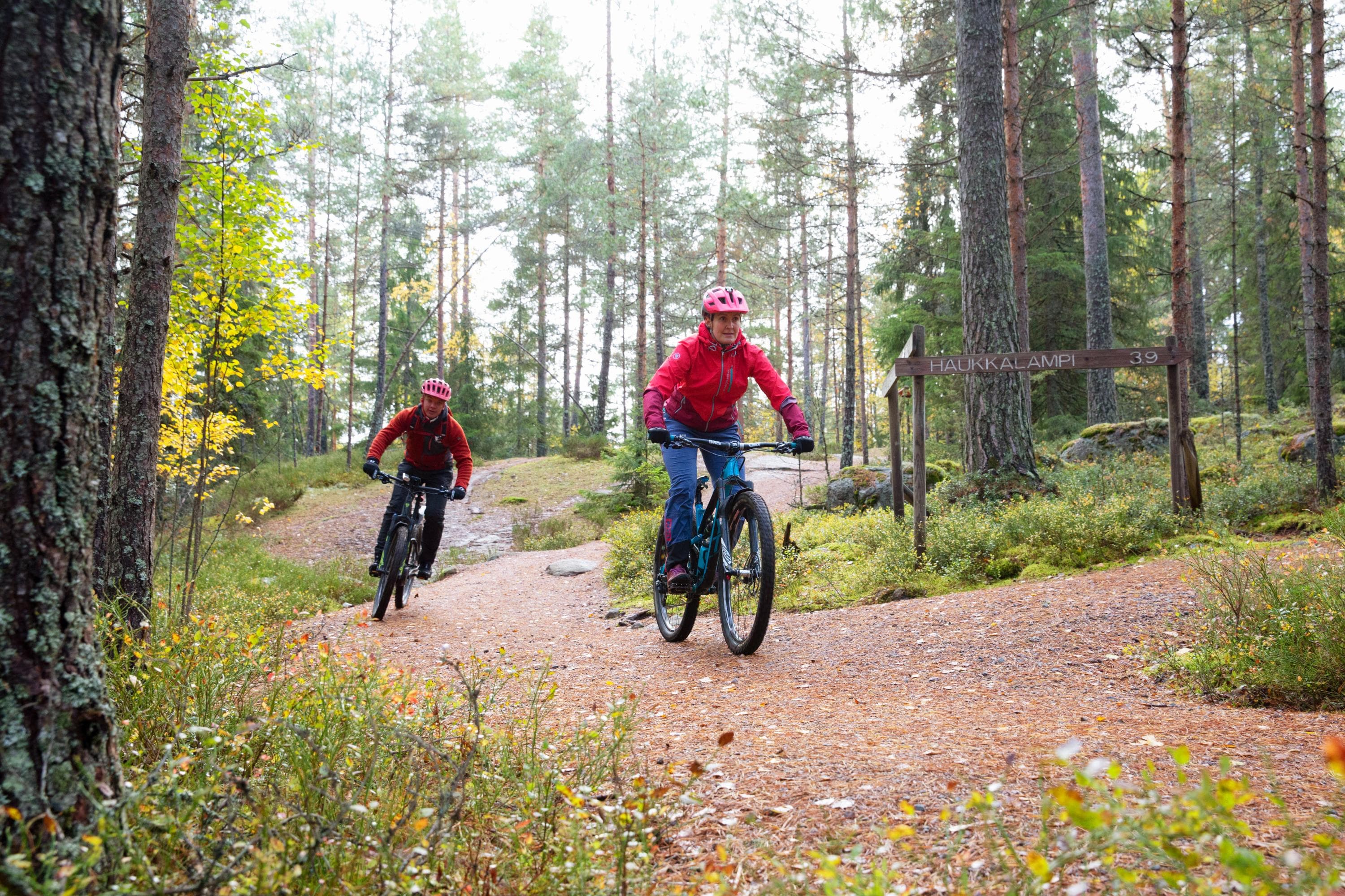 Image: Katri Lehtola Two mountain bikers cycling on a trail.