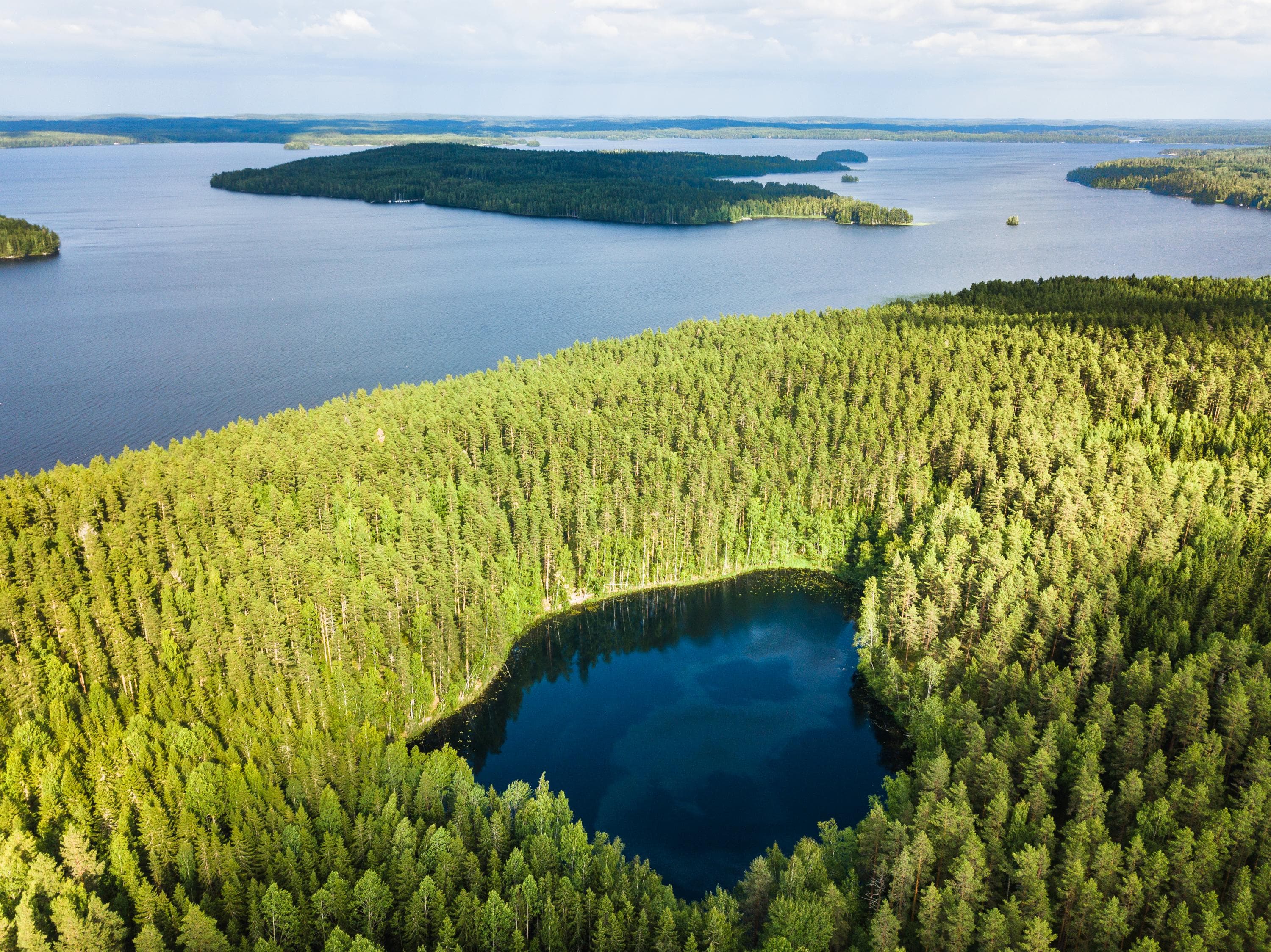 Kuva: Johannes Sipponen Ilmakuvassa kesäinen maisema, jossa on vettä ja saaria.