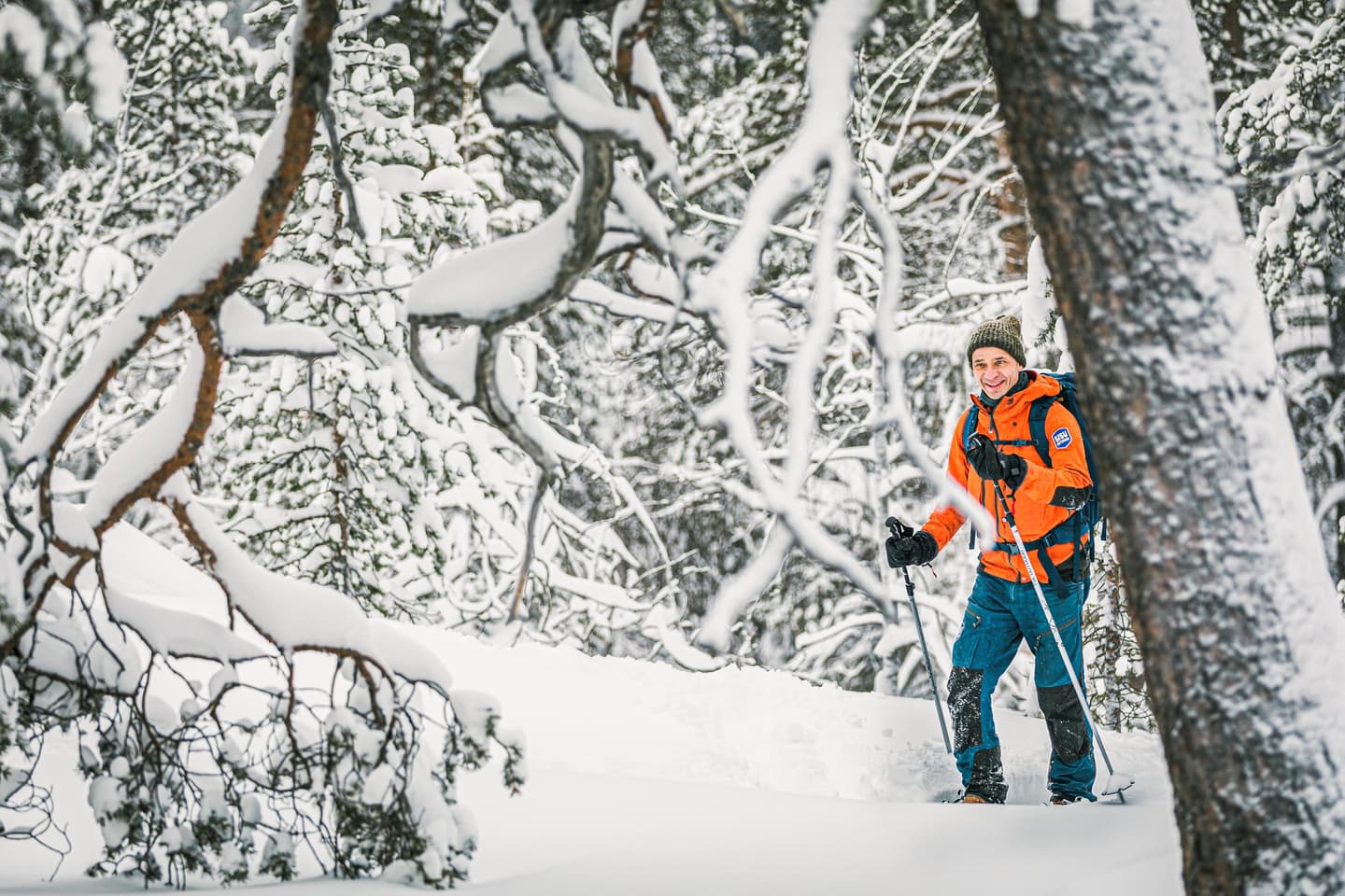 Bild: Rami Valonen En snöskovandrare i skogen på vintern.