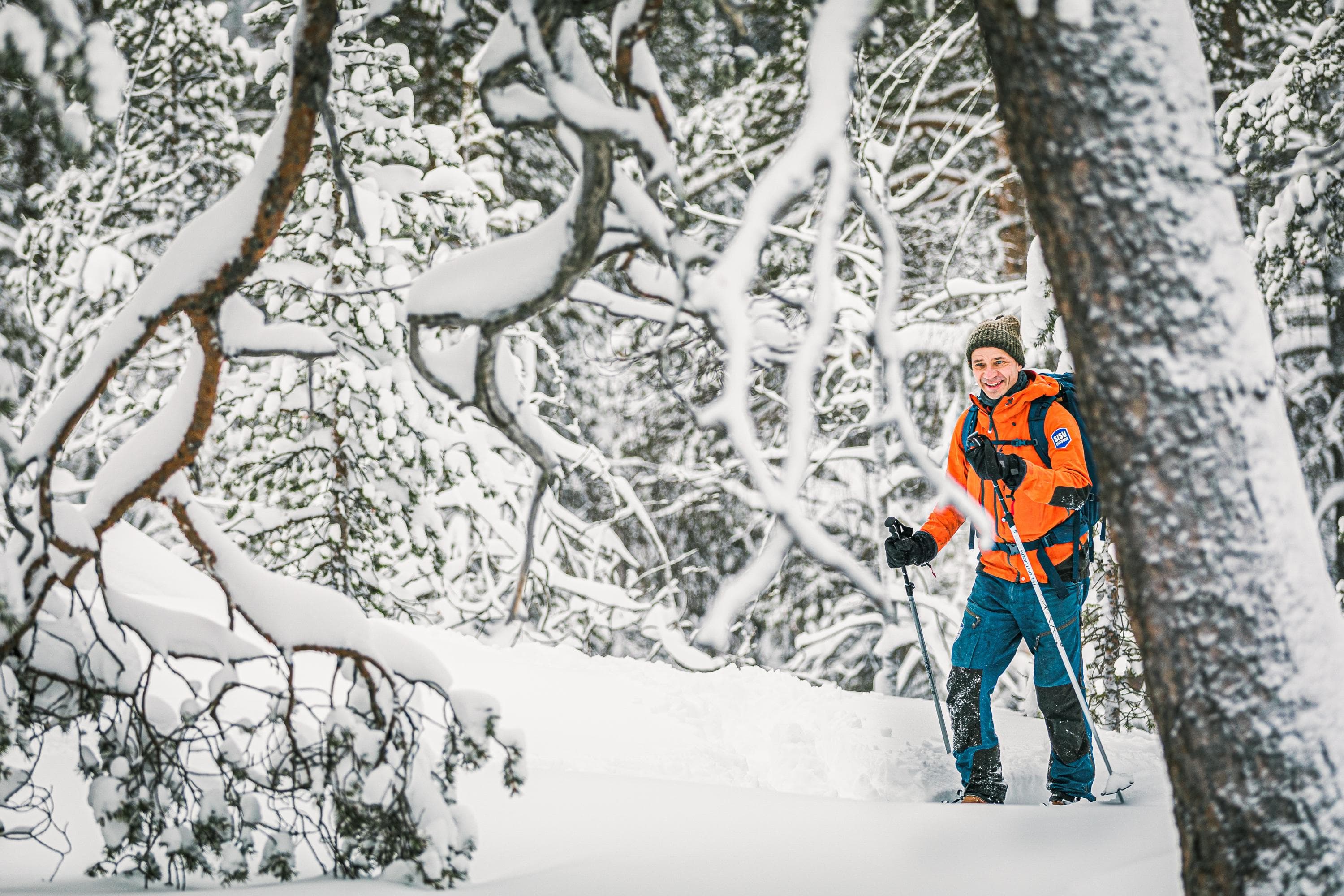 Bild: Rami Valonen En snöskovandrare i skogen på vintern.