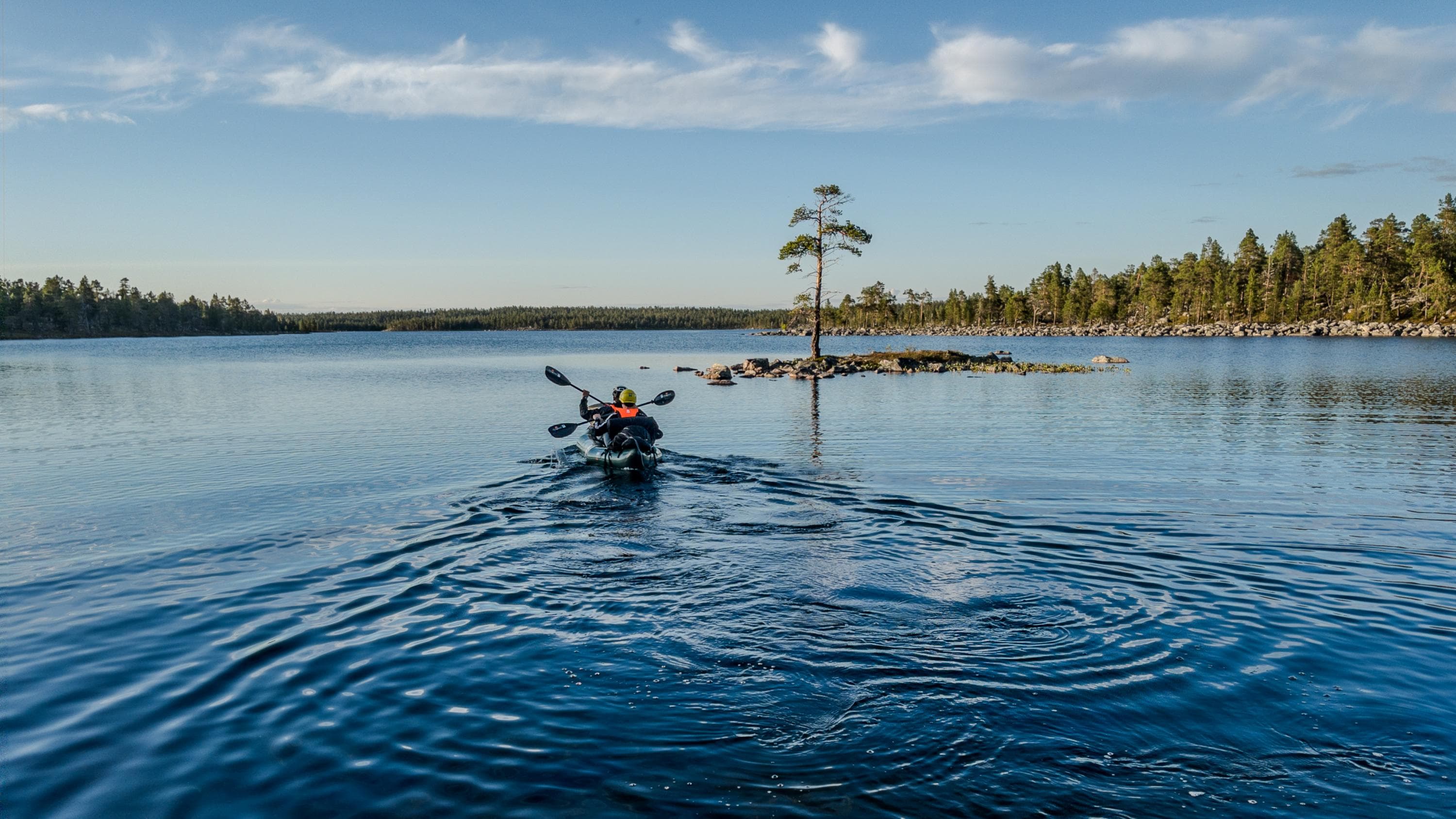 Kaksi melojaa reppulautalla.