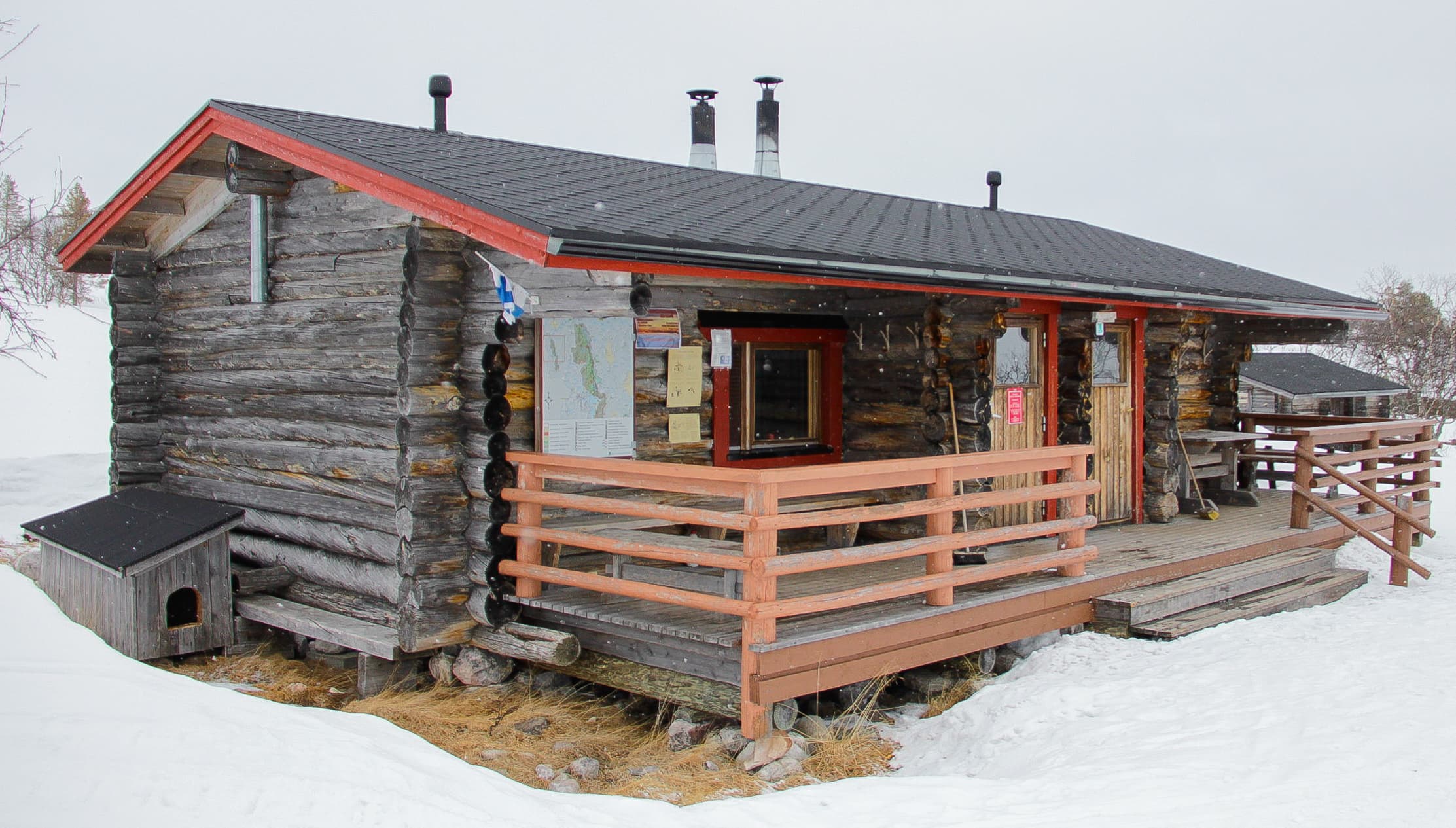 Kuva: Marko Huusko Puinen rakennus, jonka ympärillä on lunta.