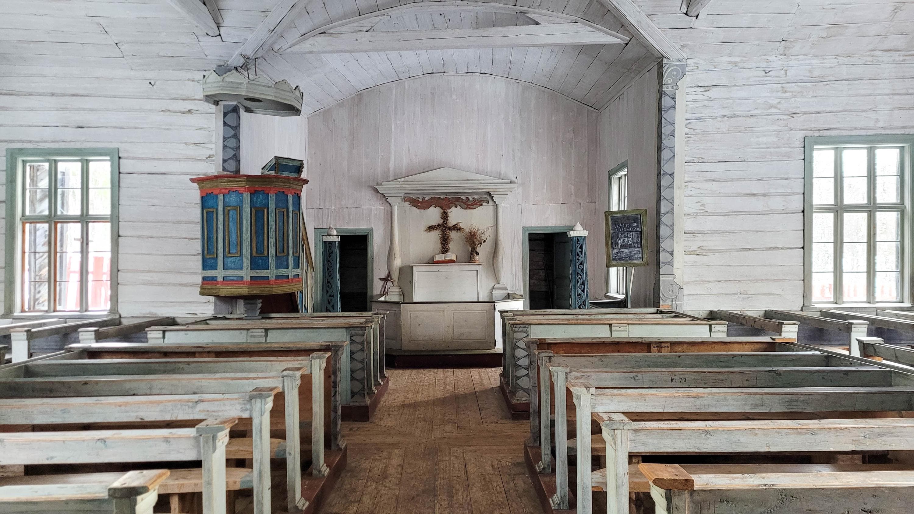 Kuva: Kirsi Ukkonen Muorâst rahtum kirkkosali, man tyehiuásist láá särnistovli ja ucce alttar.