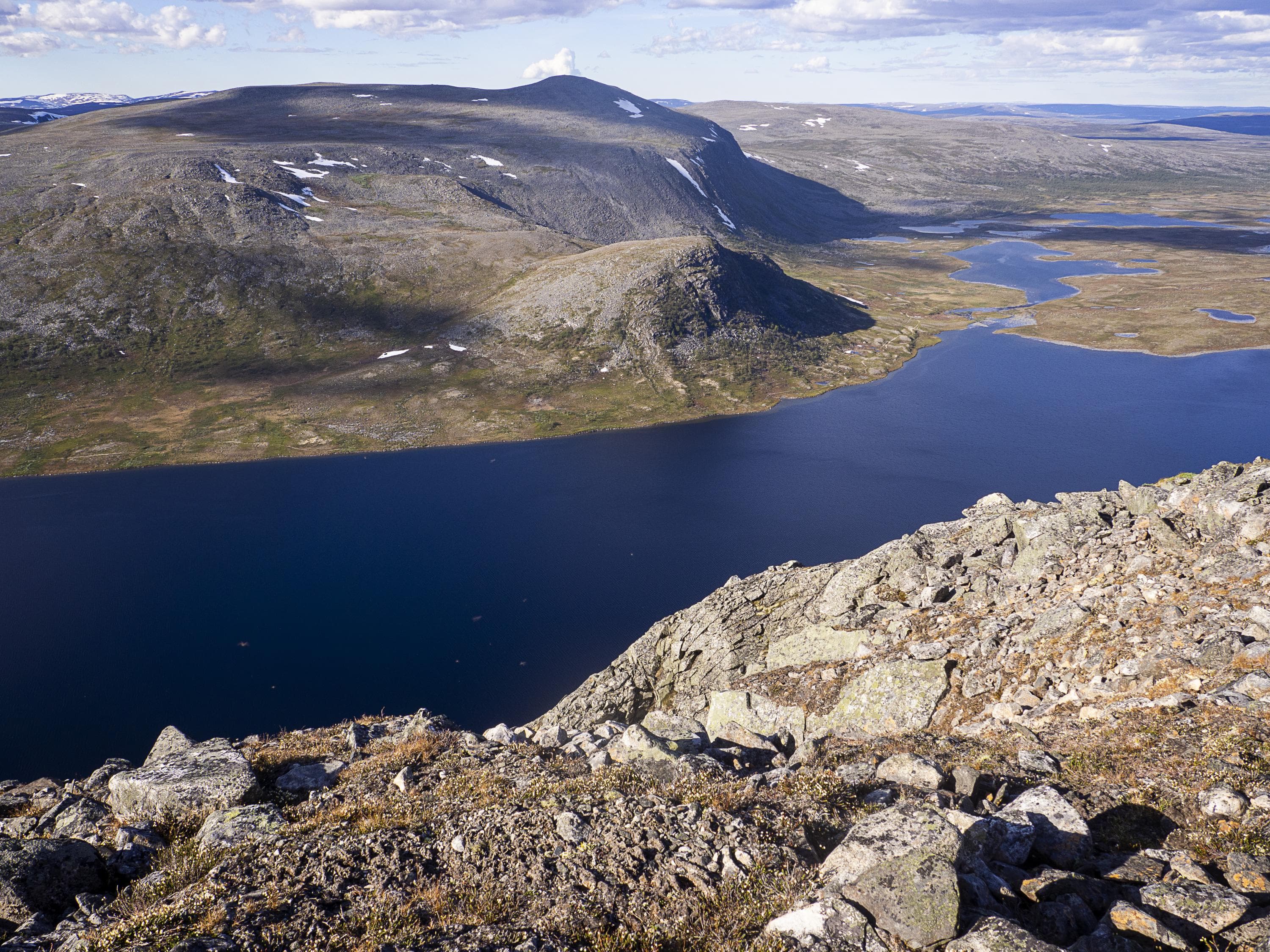 Ett fjäll reser sig bakom sjön.