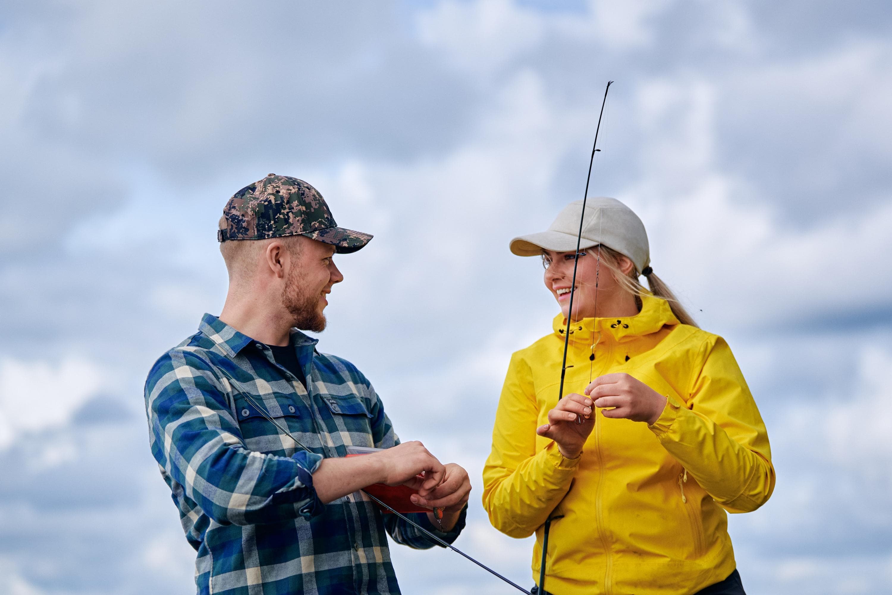 Bild: Mikko Törmänen / Keksi Agency Två personer tittar på varandra och sätter beten på sina spön.