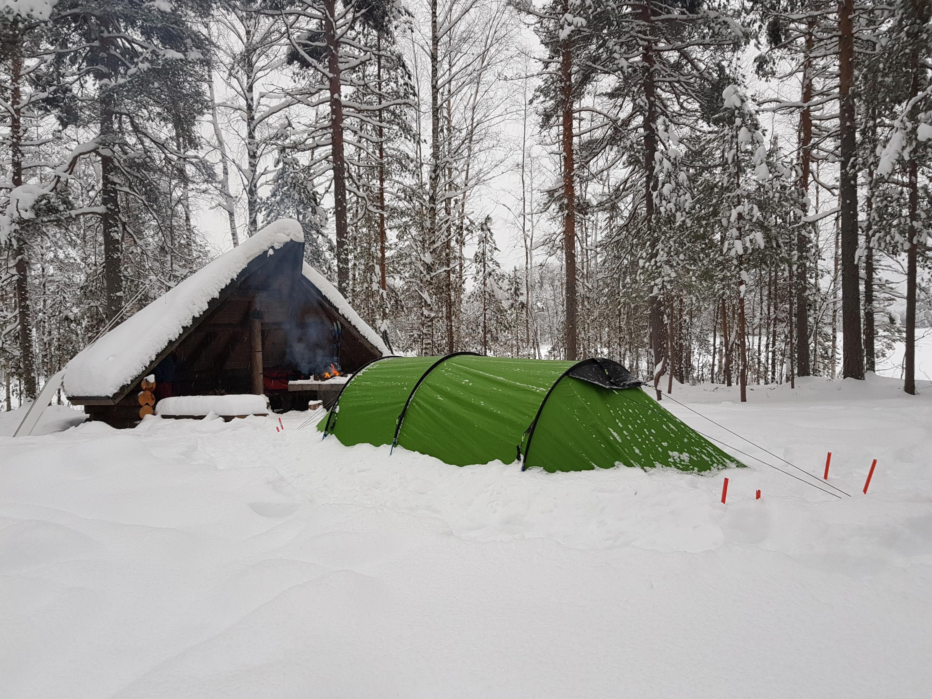 Image: Sanna Eskelinen In the winter landscape, there is a lean-to shelter with a tent in front of it.