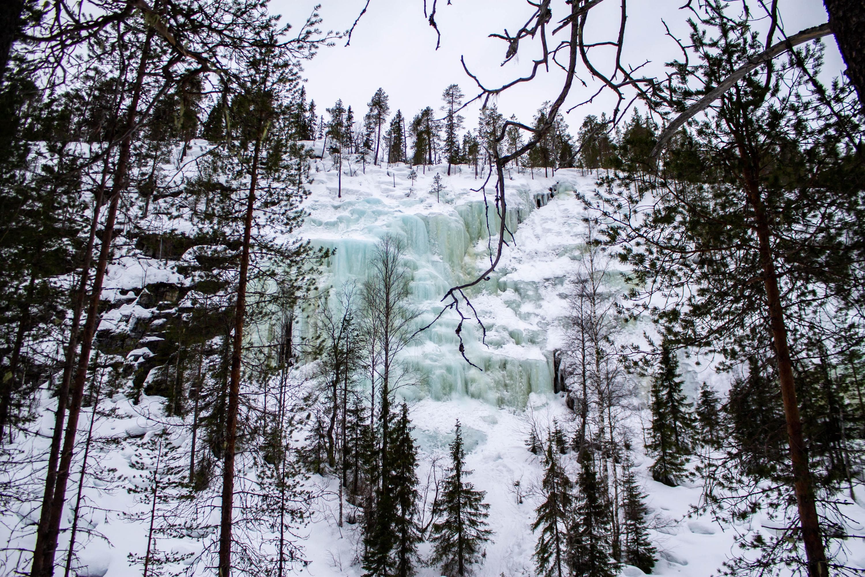 Kuva: Tuuli Pulkkinen Kuva talvisesta maisemasta ja jääputouksesta.