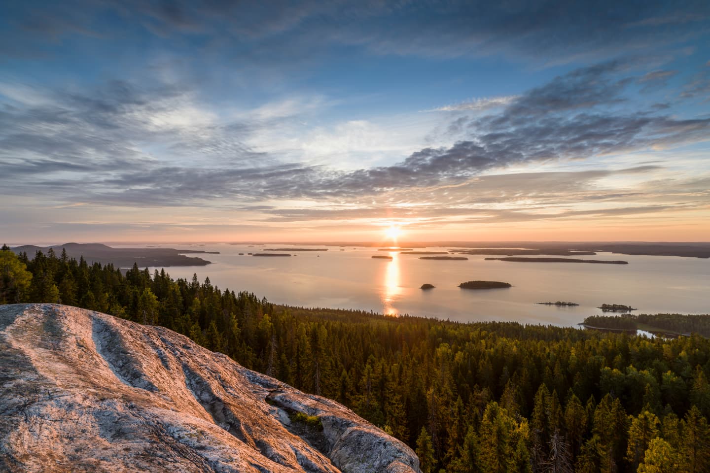 Näkymä Kolin huipulta Pielisjärvelle. Taustalla auringonlasku.