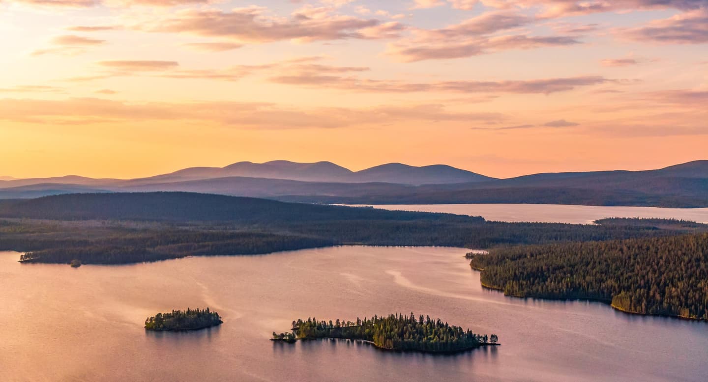 Kuva: Rami Valonen Iltaruskossa järvi, jossa on saaria. Takana kohoaa tunturit.