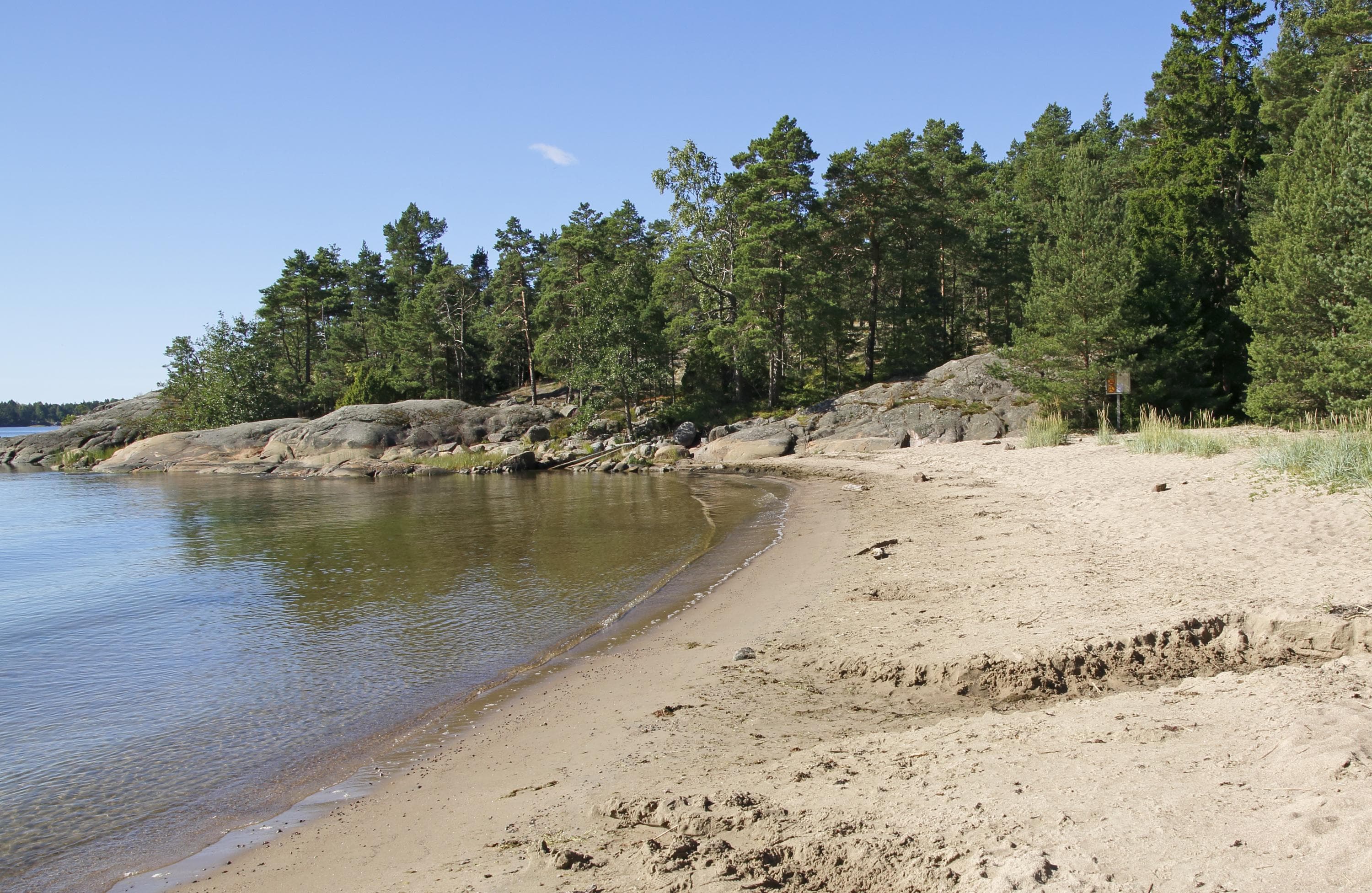 Bild: Jussi Helimäki / Espoon kaupunki En sandstrand med klippor och skog.
