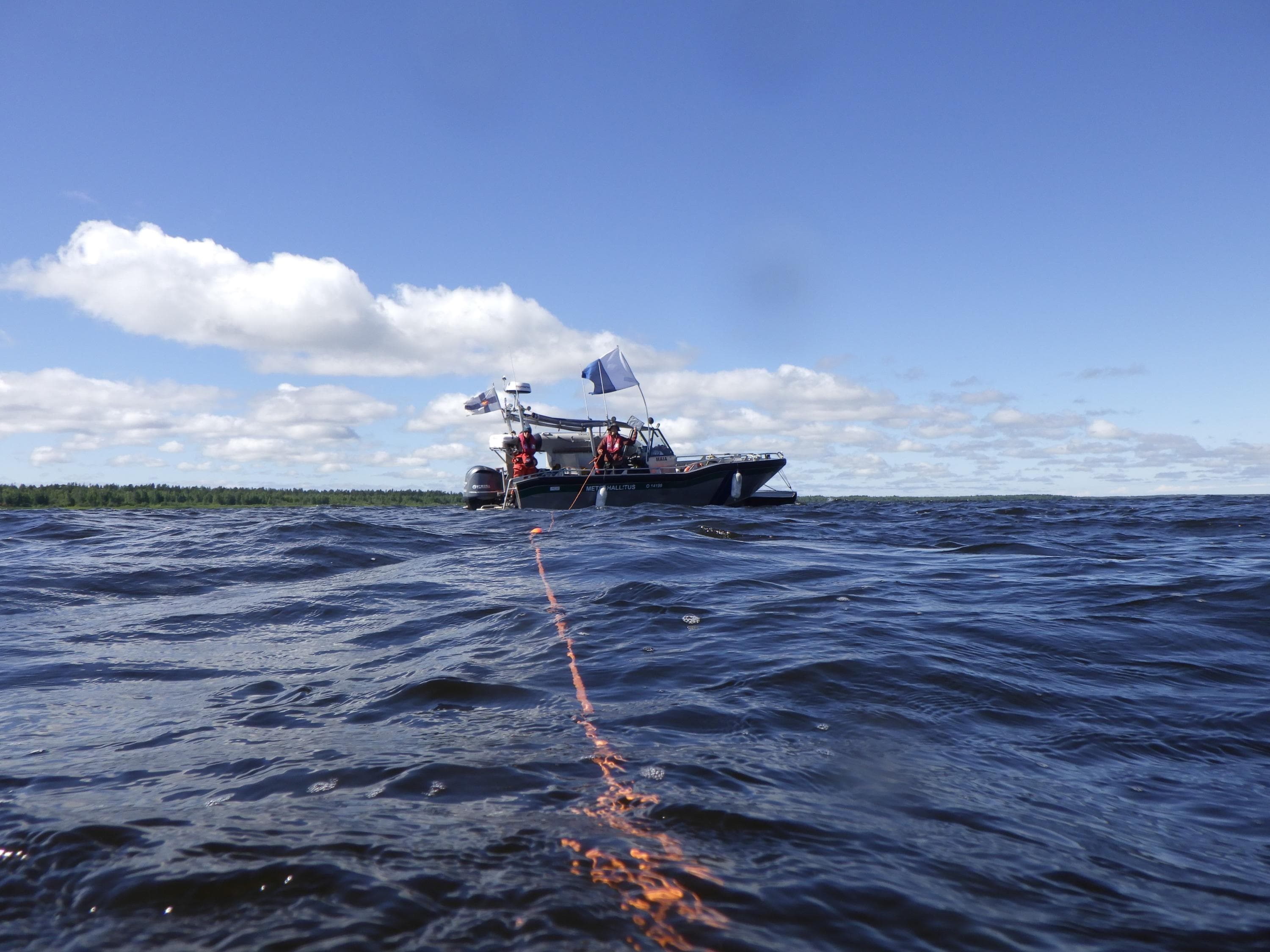 Bild: Sara Karvo Vene vesillä. Veneessä on sinivalkoinen lippu.