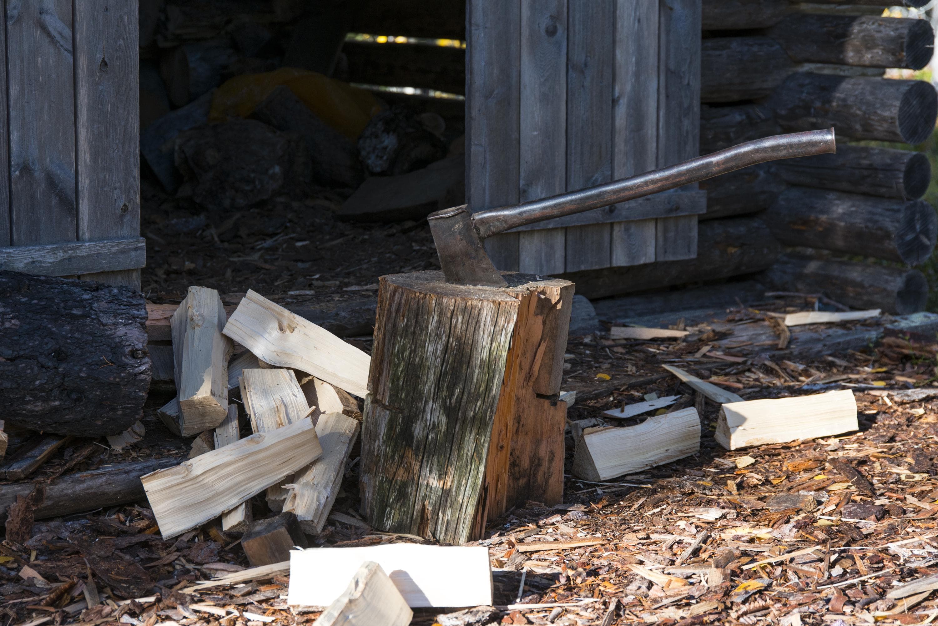 Bild: Teemu Kuisma Framför vedboden finns det ved och en yxa.