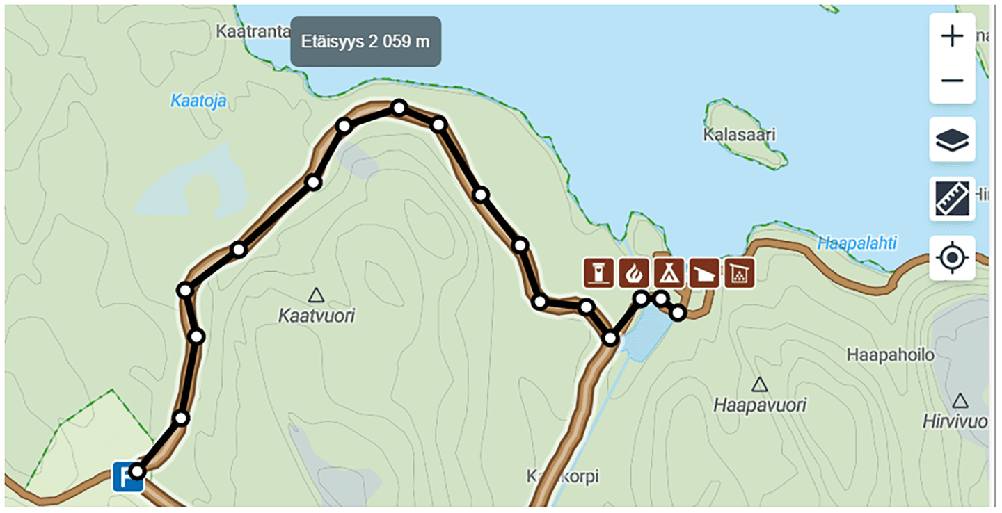 Kuva: Metsähallitus Karttanäkymä, jossa on reitillä klikattuja etappeja. Ylälaidassa laatikko, jossa lukee Etäisyys 2059 m.