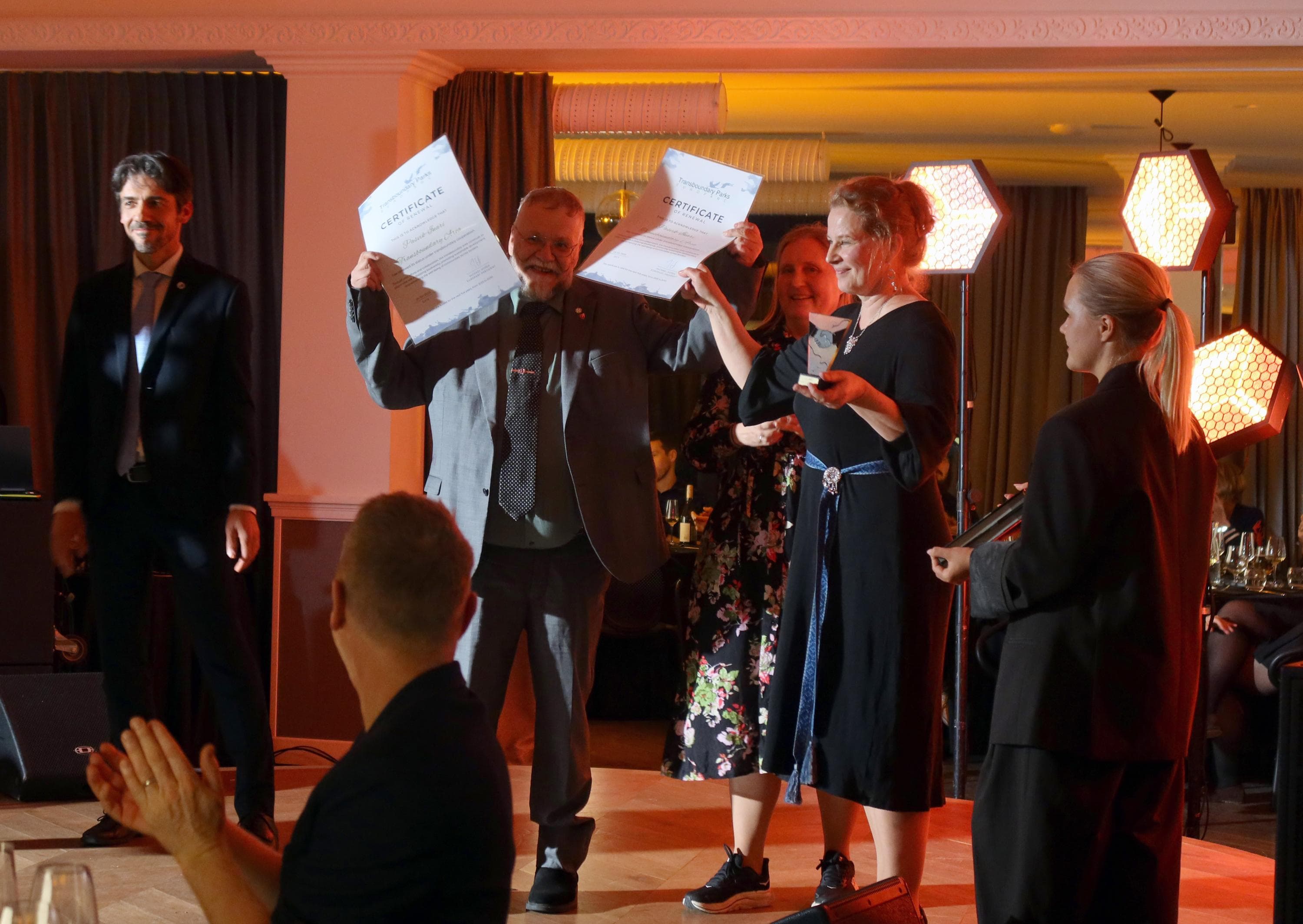 Kuva: Tiina Hakkarainen Lavalla on ihmisiä vastaanottamassa palkintoa.