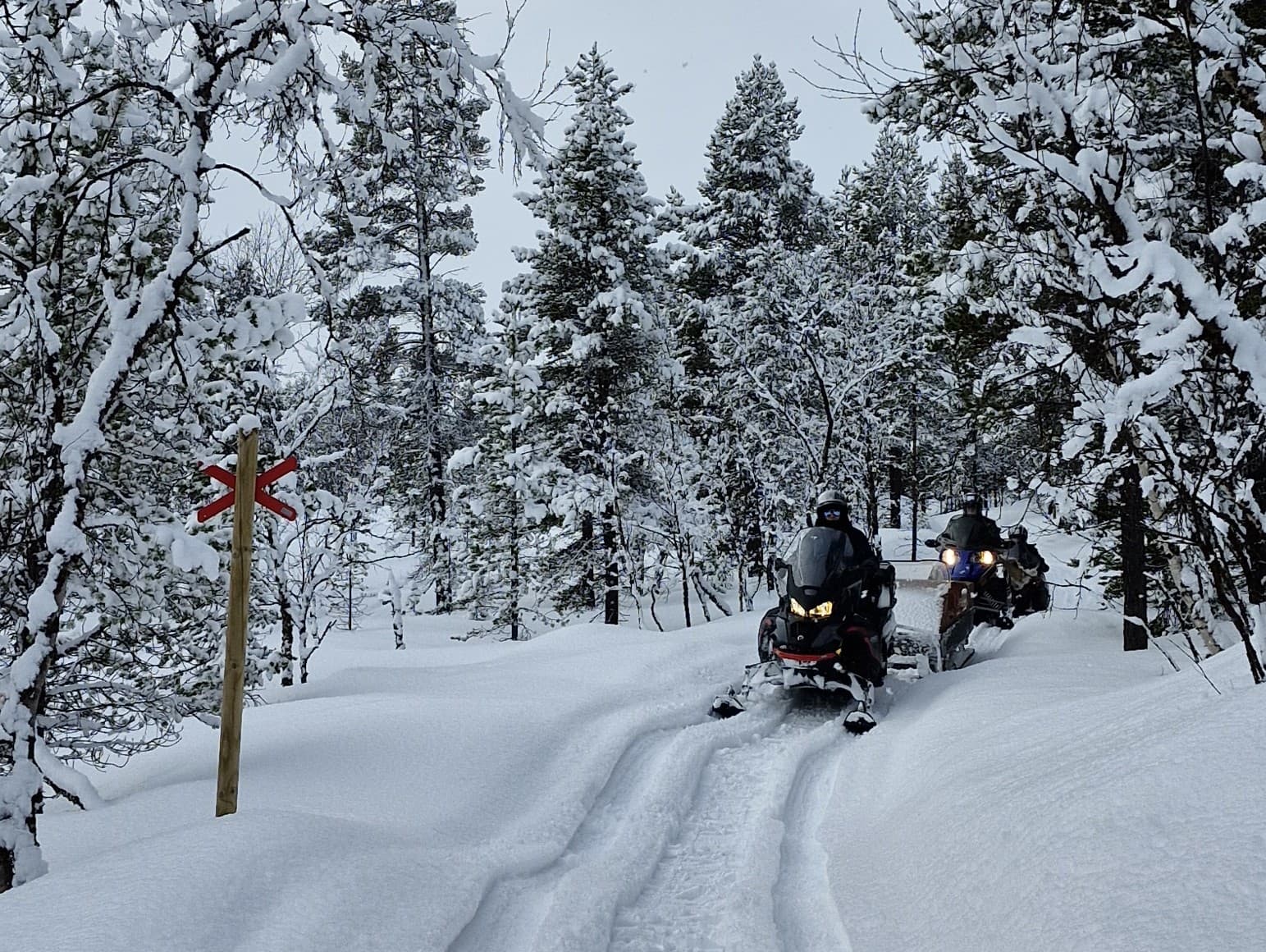 Kuva: Marja Männistö Moottorikelkkailijoita merkityllä uralla.