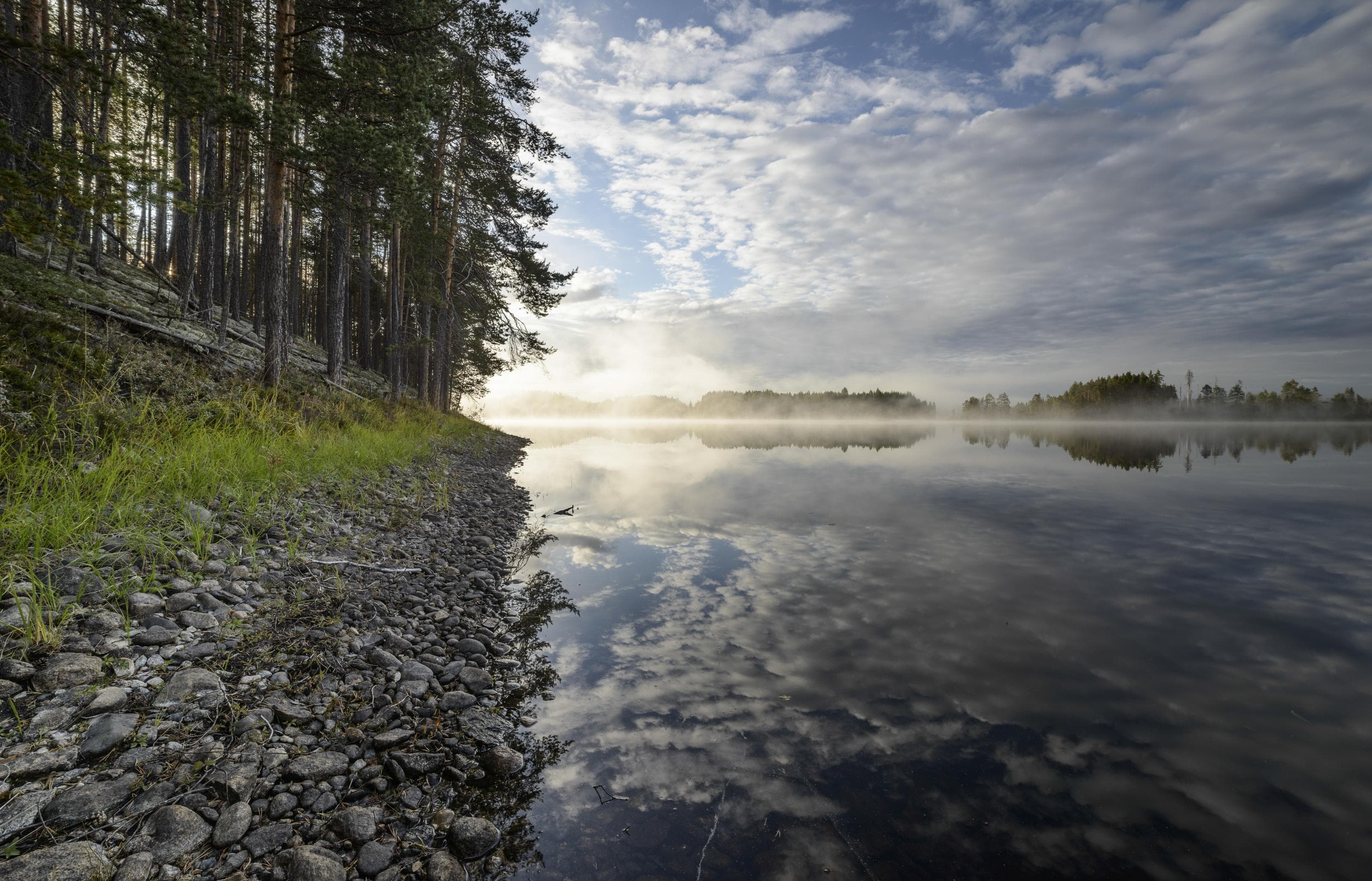 Kuva: Marko Haapalehto Kivikkoinen ranta, joka nousee jyrkästi järvestä.