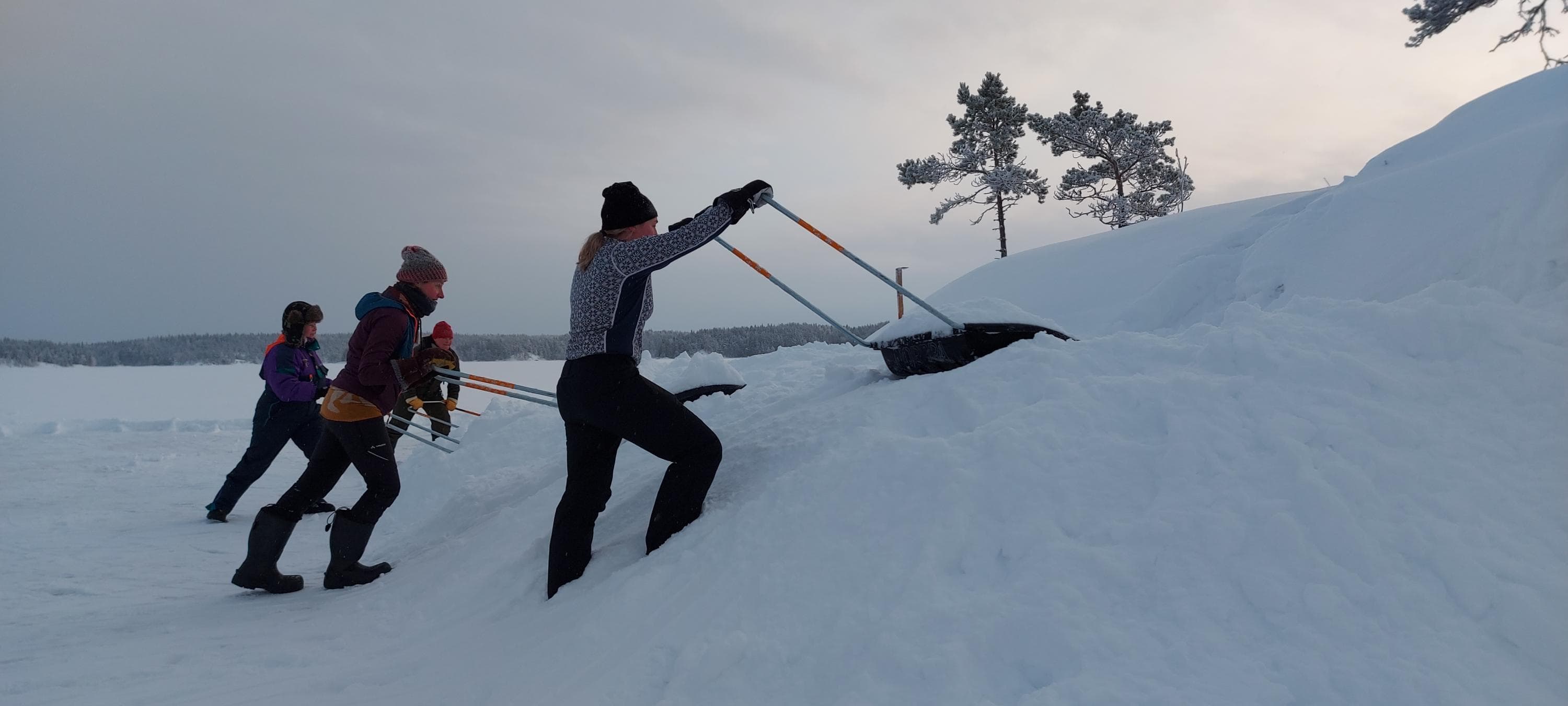 Kuva: Miina Auttila Ihmiset kolaavat lunta jäällä kinoksiksi.