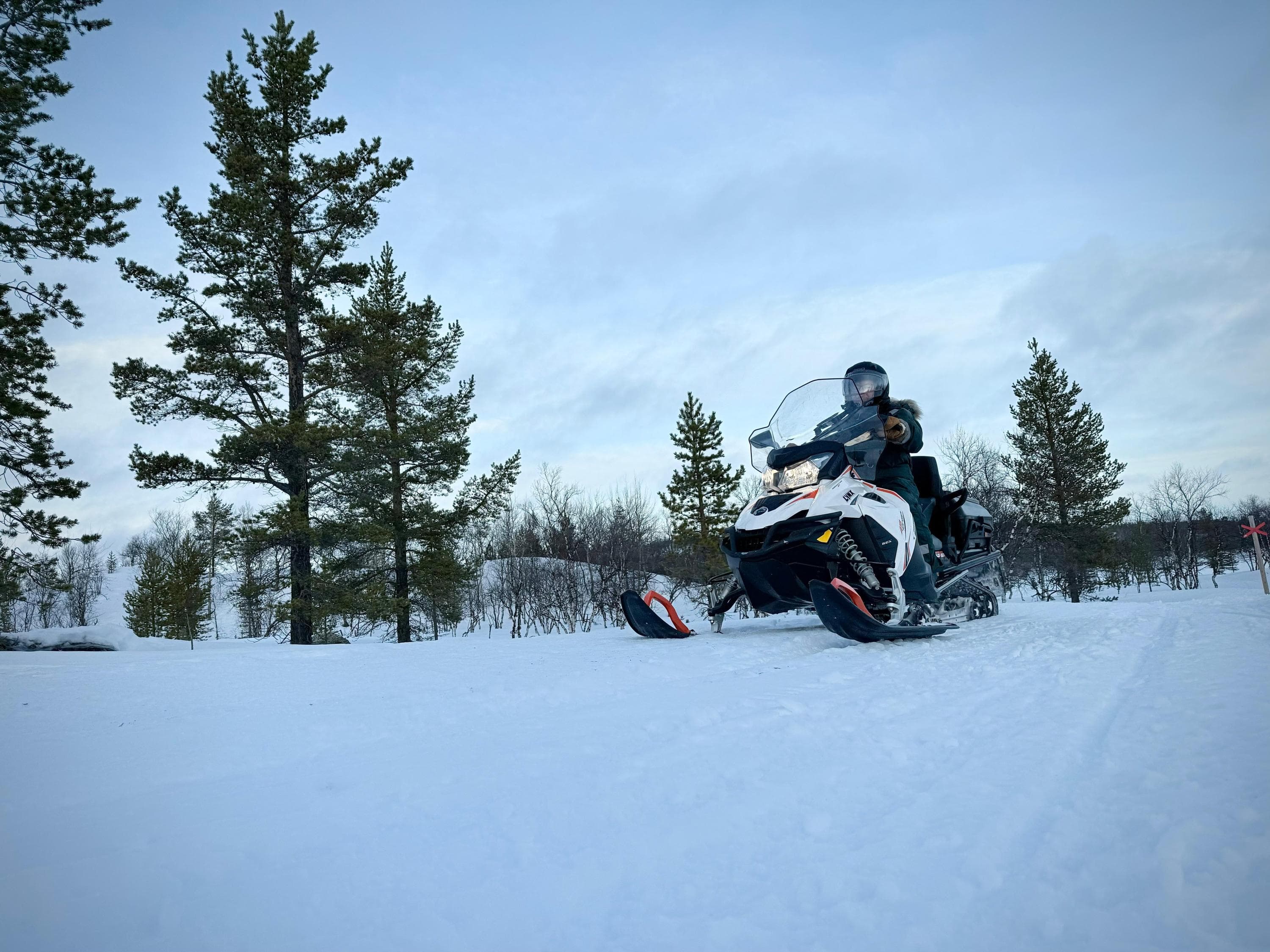 Kuva: Jouni Männistö Moottorikelkkailija ajaa uralla.
