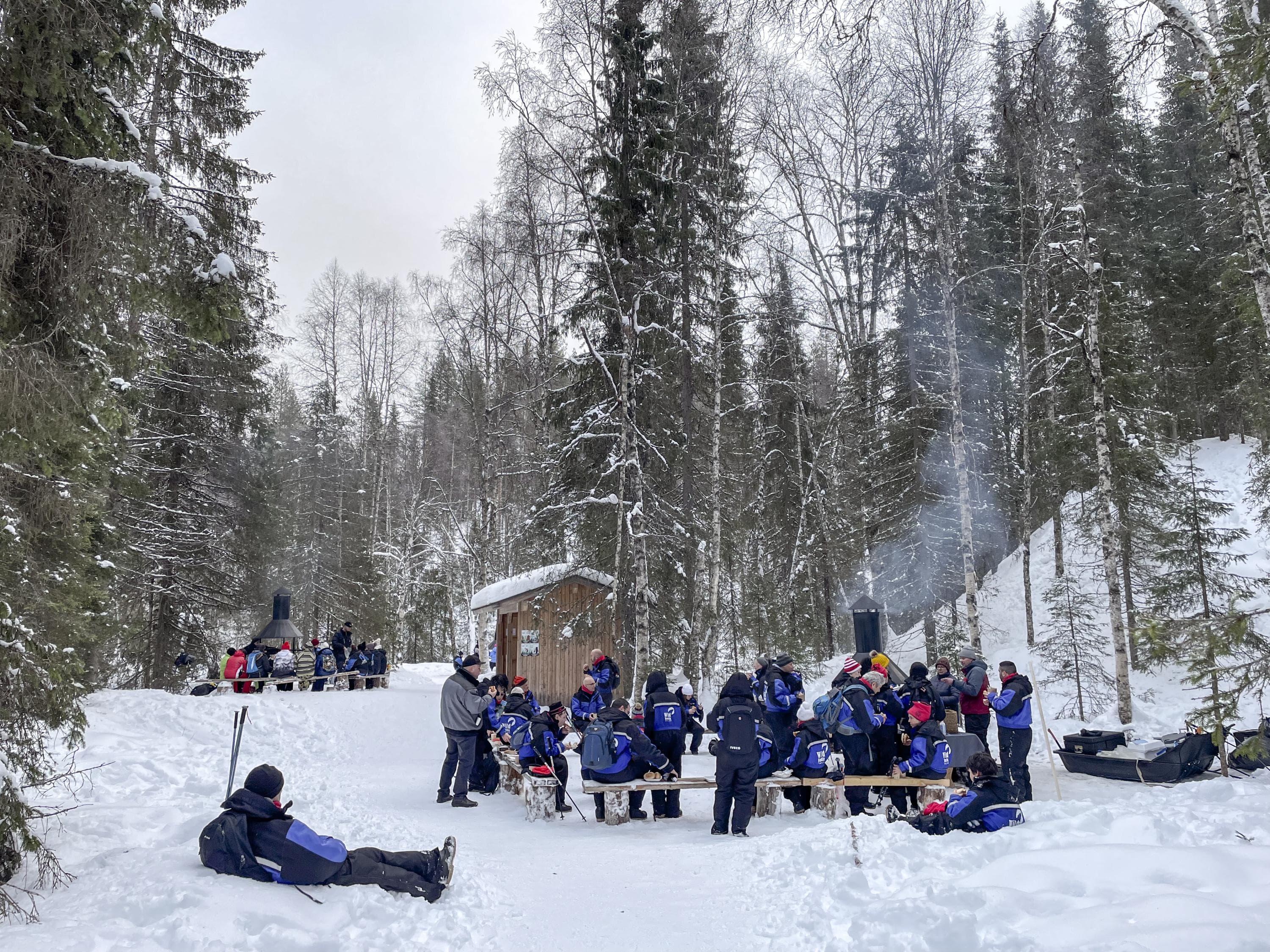 Kuva: Eeva Pulkkinen Retkeilijäryhmä taukopaikan edustalla talvella.