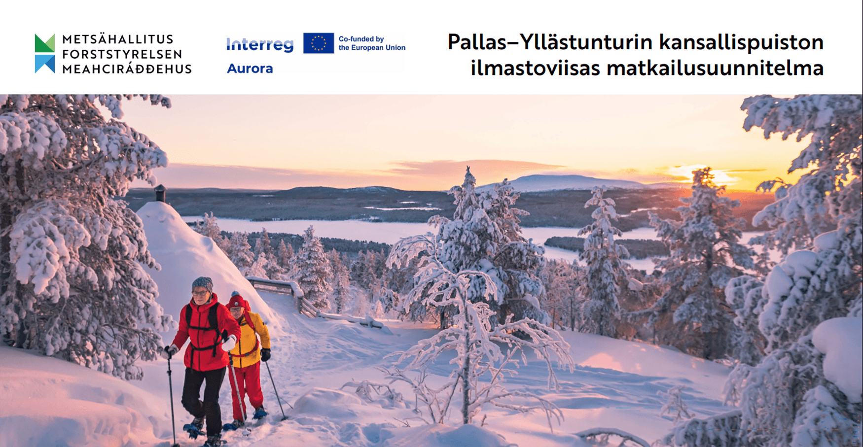 Kuva: Metsähallitus Julkaisun kansi. Kuvassa kaksi lumikenkäilijää kiipeää lumista rinnettä.