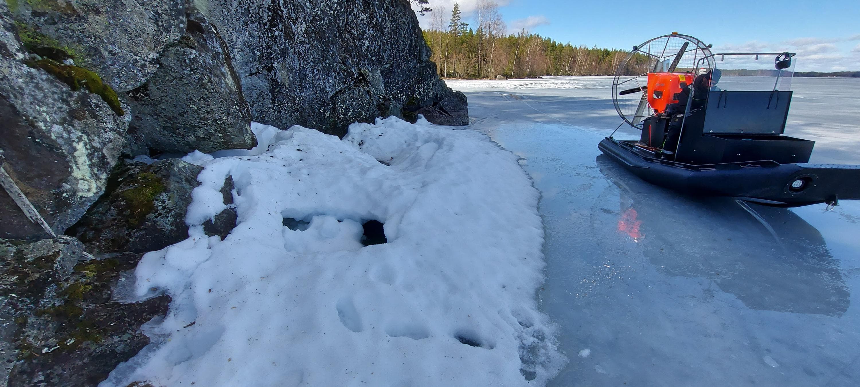 Kuva: Miina Auttila Rantakallion vieressä on jään päällä liikkuva alus.