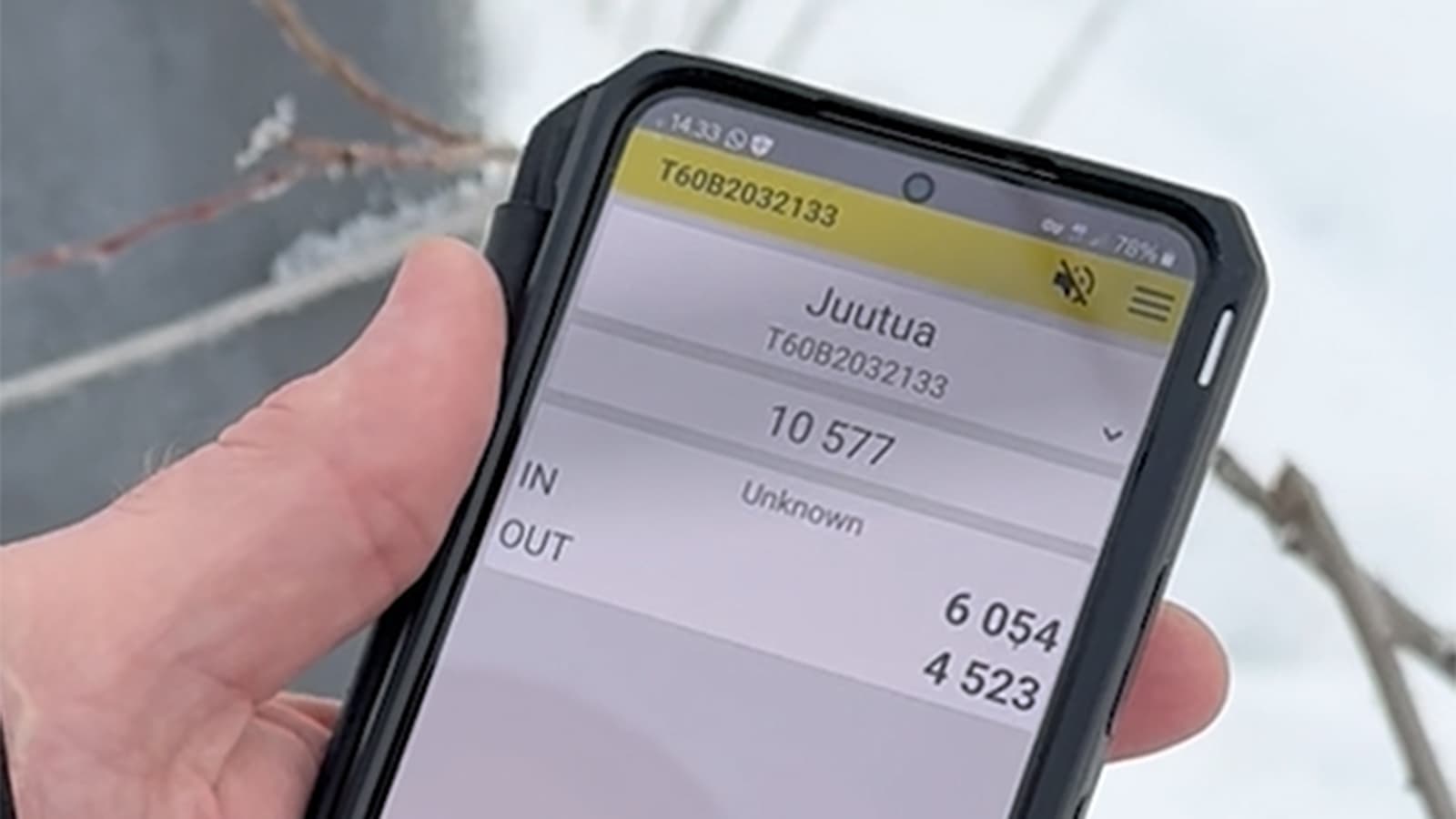Kuva: Metsähallitus Käsi pitelee kännykkää. Näytöllä lukee Juutua sekä lukemat 10 577, IN 6054 ja OUT 4523.