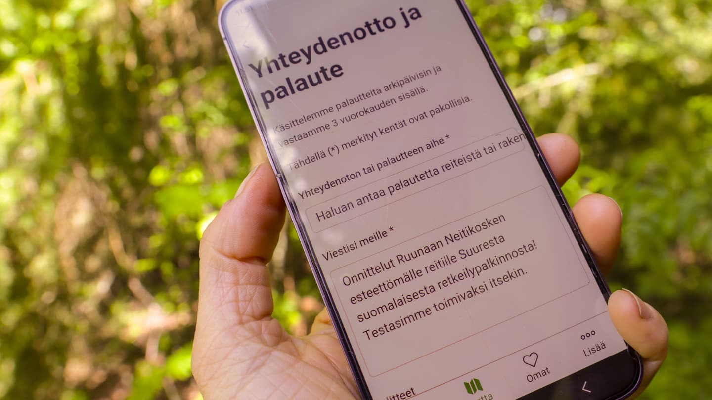 Image: Heidi Kilpeläinen Kädessä puhelin, jossa on avoinna luonton-palvelun palautelomake.