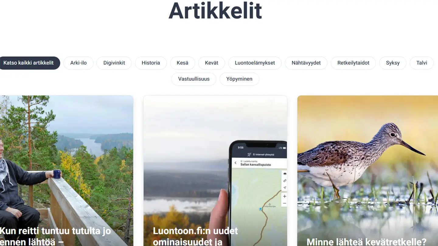 Kuva: Metsähallitus Kuvankaappauksessa otsikko Artikkelit ja sen alla painikkeita, joista on valittuna "Katso kaikki artikkelit". Muissa painikkeissa lukee: Arki-ilo, Digivinkit, Historia, Kesä, Kevät, Luontoelämykset, Nähtävyydet, Retkeilytaidot, Syksy, Talvi, Vastuullisuus ja Yöpyminen. Painikkeiden alla kolme kuvallista nostoa, joissa lukee "Kun reitti tuntuu tutulta jo ennen lähtöä -...", "Luontoon.fi:n uudet ominaisuudet ja..." sekä "Minne lähteä kevätretkelle?".