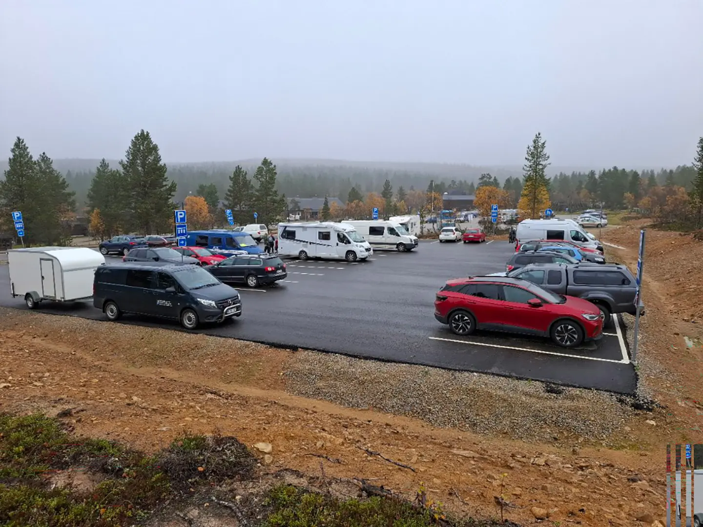 Kuva: Metsähallitus Pysäköintialueella on autoja.