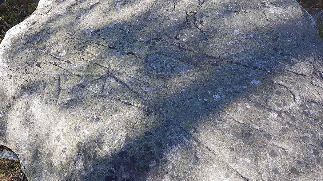 Kiven kyljestä erottuu kaiverrettuja merkintöjä.